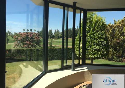 Acristalamiento de porche en vivienda de lujo del Real Club de Golf de Sevilla en Montequinto Acristalamiento de porche en vivienda de lujo del Real Club de Golf de Sevilla en Montequinto